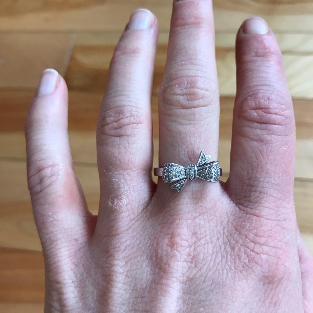 Bow ring white gold